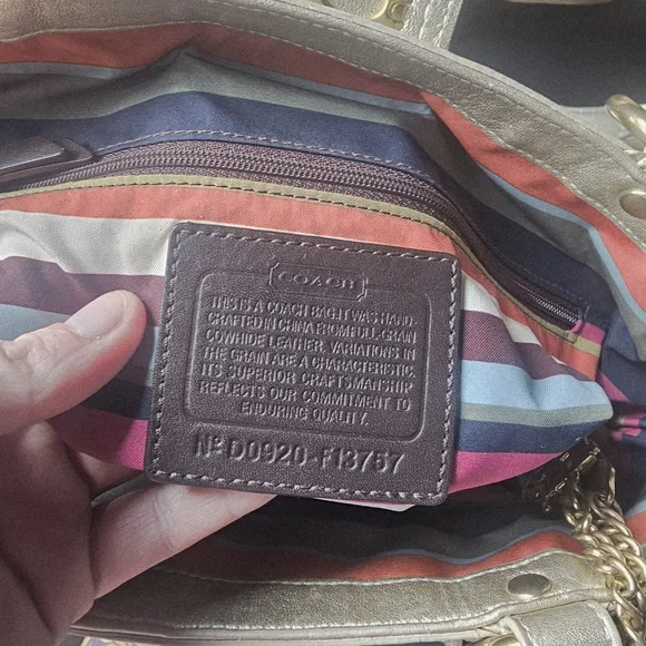 Coach Lily Legacy, Gold Metalic With Turnlock. - Picture 4 of 16